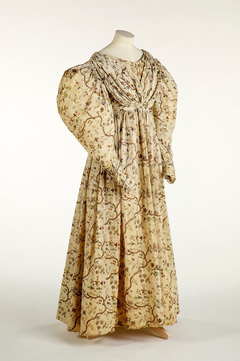Kjole trykt med blomster- og grendesign på cremevævet stof med gittermønster i vævningen, ca. 1830-35 (bomuld) af English School