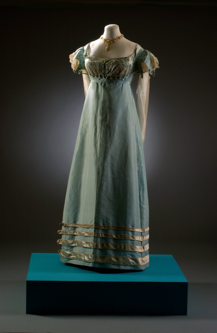 Andeæggeblå aftenkjole med creme ærmer, vist her med perlesmykker, ca. 1819 (silke & blonder) af English School