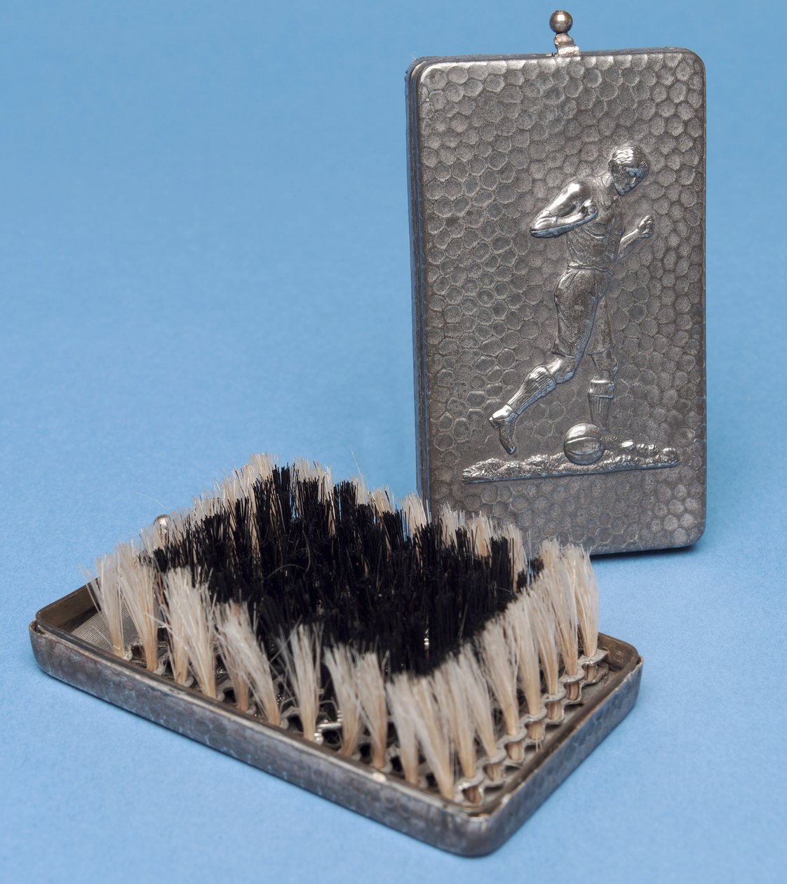 Foldehårbørste med fodboldspillerdesign (metal) af English School