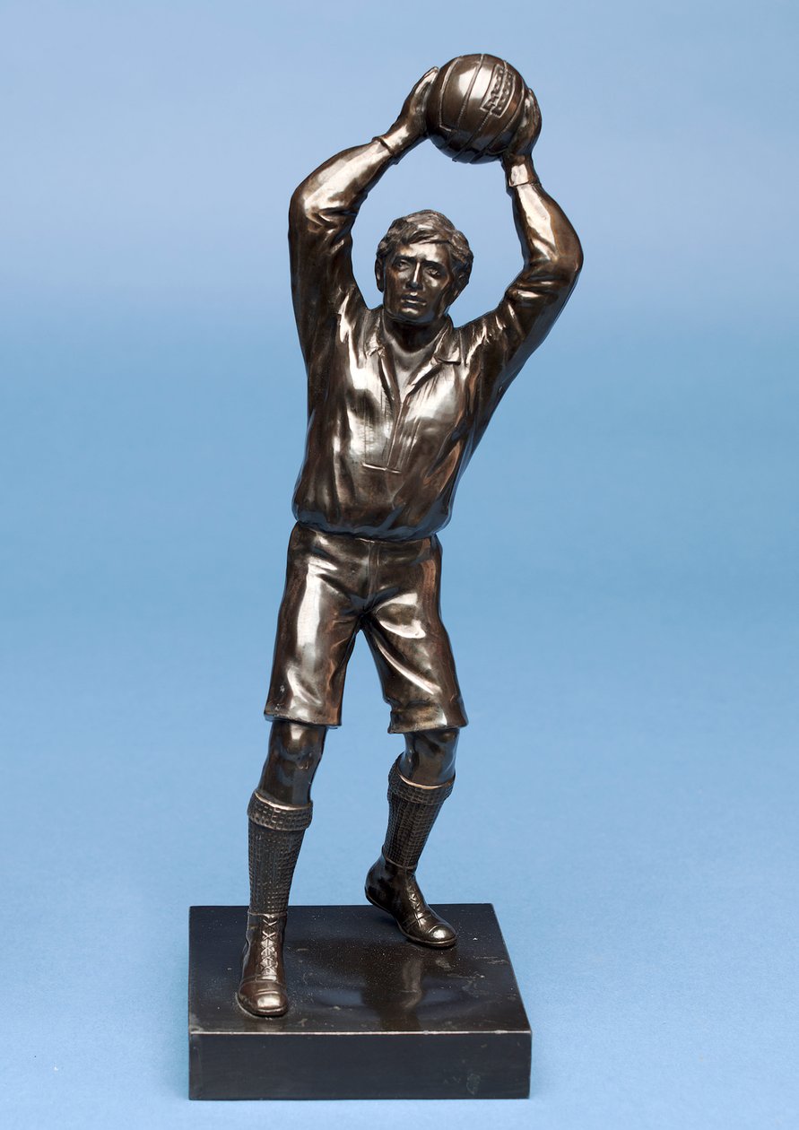Fodboldspiller, del af et ursæt (malet spelter) (se også 315475 & 315476 -315477) af English School