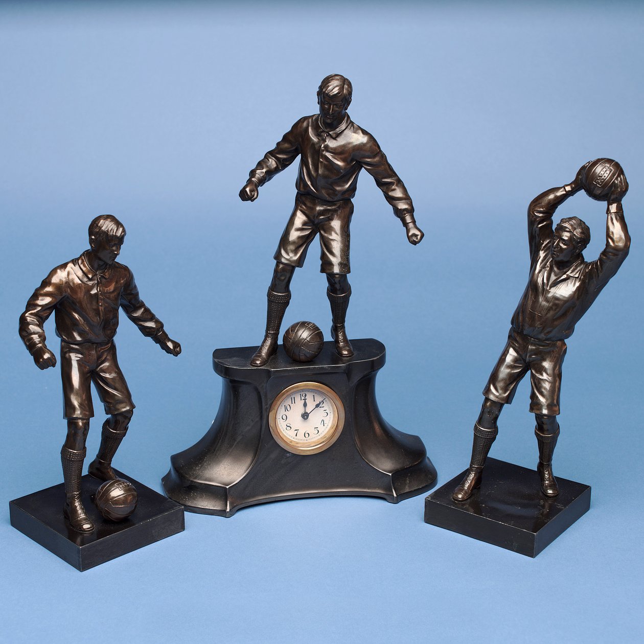 Fodboldspillere, et ursæt (malet spelter) (se også 315474-315476) af English School