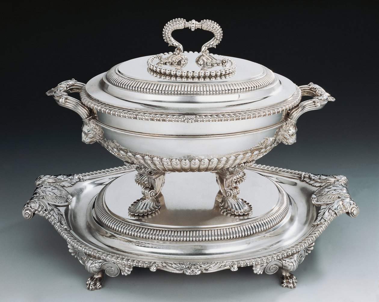 Sølvterrin i George III-stil med bakke af English School