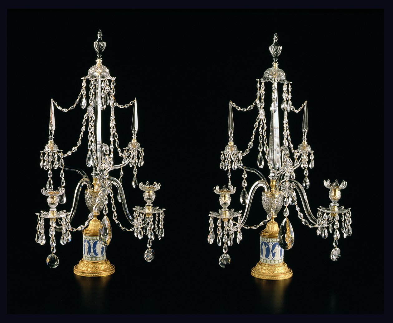 George III Candelabre, ca. 1790 (udskåret glas, ormolu og wedgwood jasperware) af English School