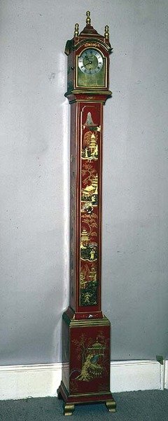 Bedstemors ur, dekoreret med forgyldt chinoiserie, hvælvet hætte og urskive af messing af Samuel Short af English School
