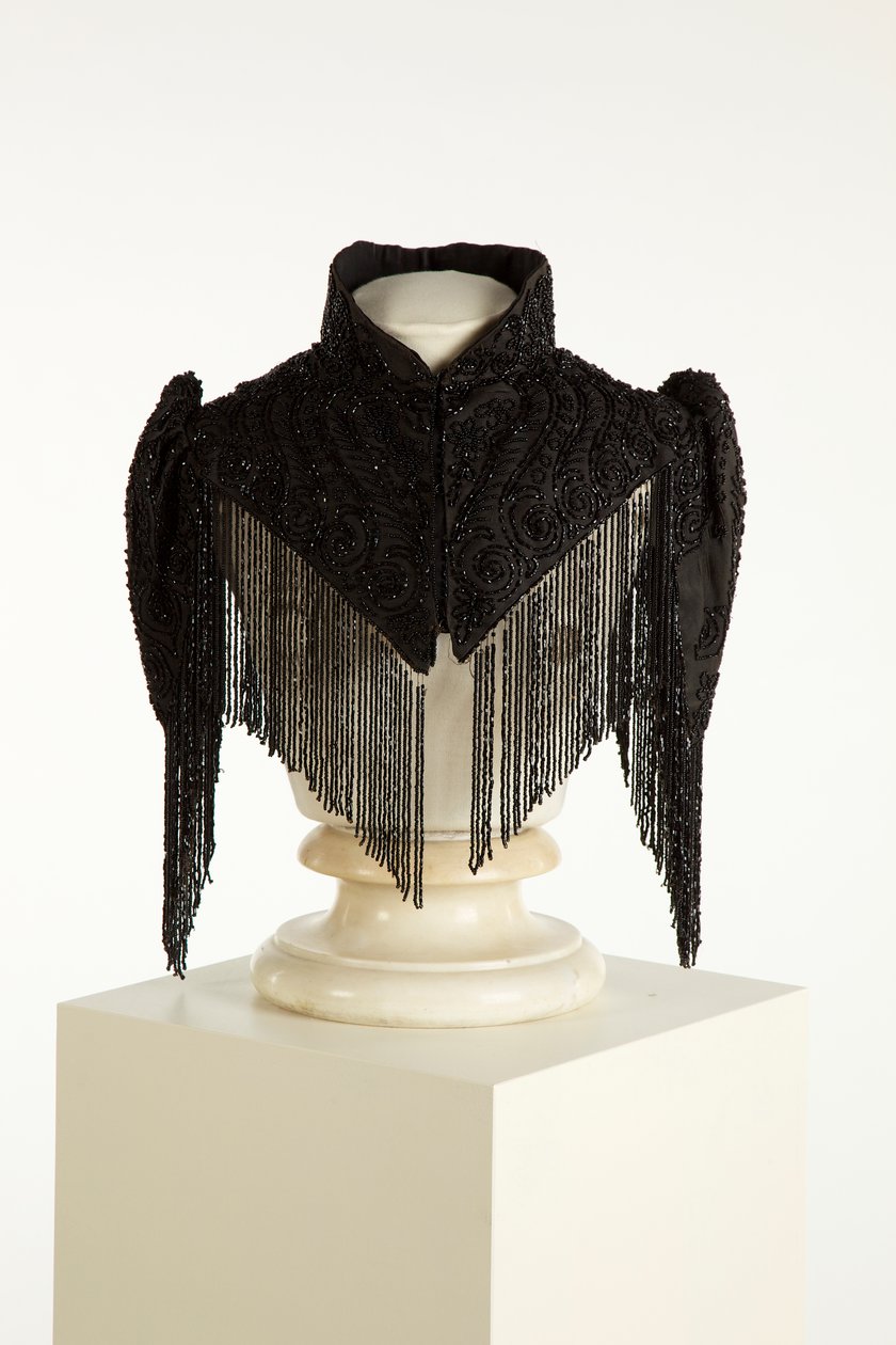Højkravet sort pelerine eller kappe, ca. 1890-1900 (silke & jet) af English School