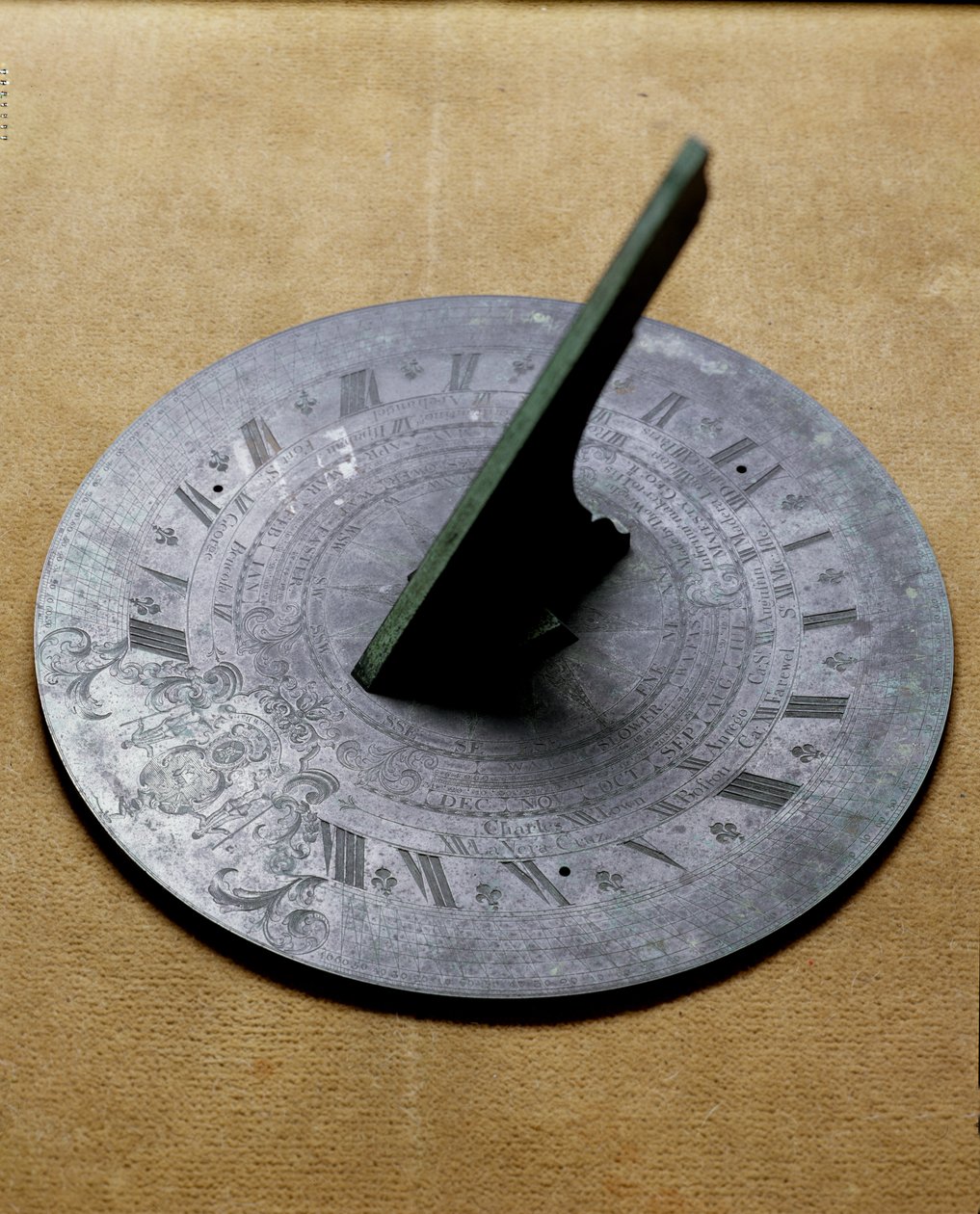 Horisontal havesolish, med gravering af våbenskjold (bronze) af English School
