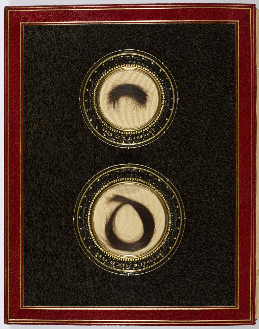 Indvendig forside, med hårlokker fra Percy Bysshe Shelley og hans kone Mary Shelley (blandet medier) af English School