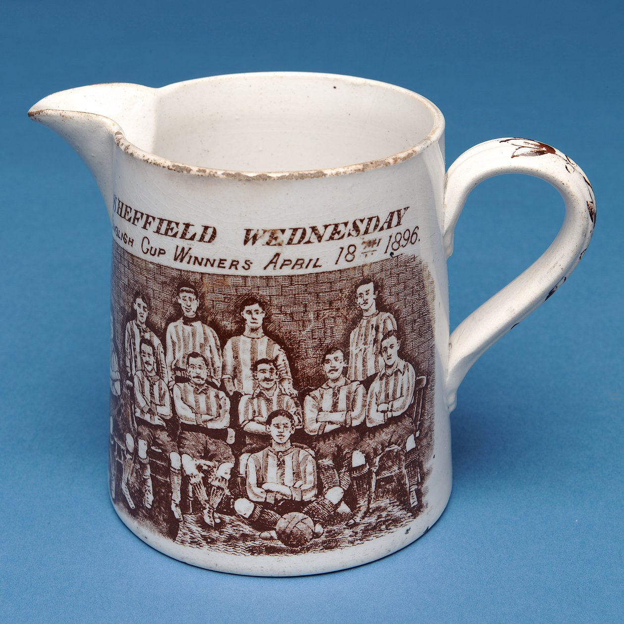 Kande dekoreret med Sheffield Wednesday-holdet, 1896 (keramik) af English School