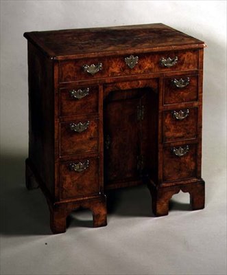 Knæhulsskrivebord, ca.1710 (valnød) af English School