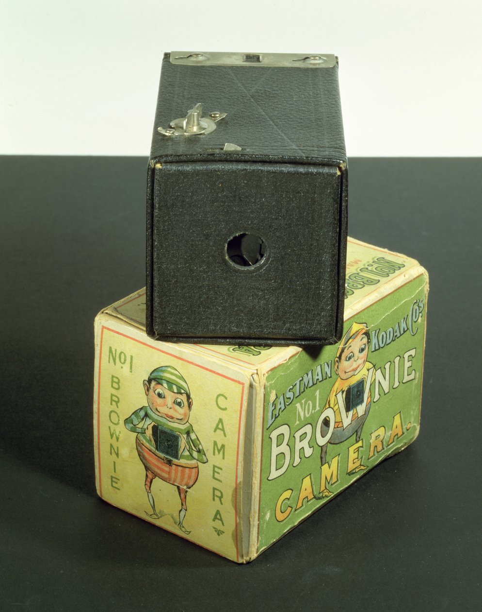 Kodak Brownie kamera med original æske, ca. 1902 (træ og pap) af English School
