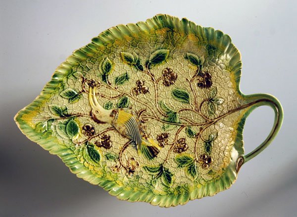 Bladformet fad dekoreret med vinstokke og eksotisk fugl, 1760-70 (keramik) af English School