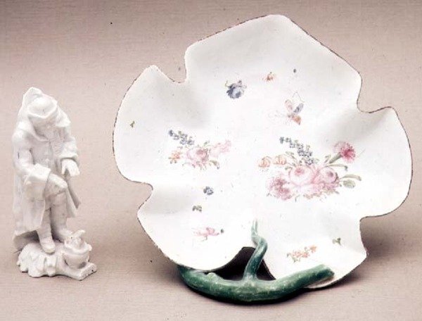 Longton Hall bladfad, Trembly Rose, 1755, og figur af Winter, 1758 (porcelæn) af English School