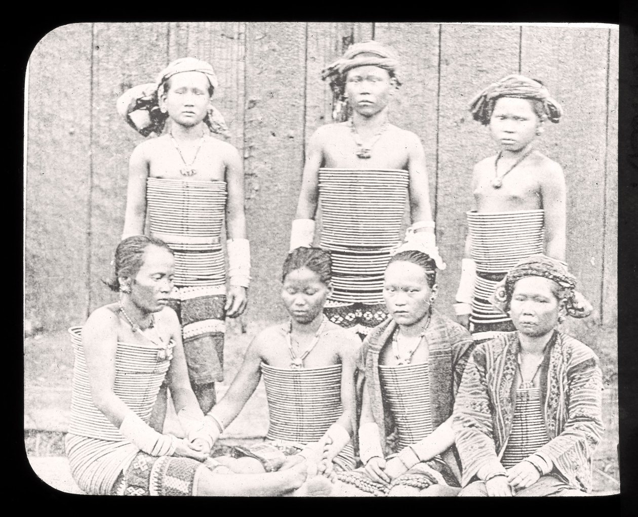 Magic Lantern Slide, der viser kvinder fra havets Dyas-stamme, Borneo ca. 1900 af English School