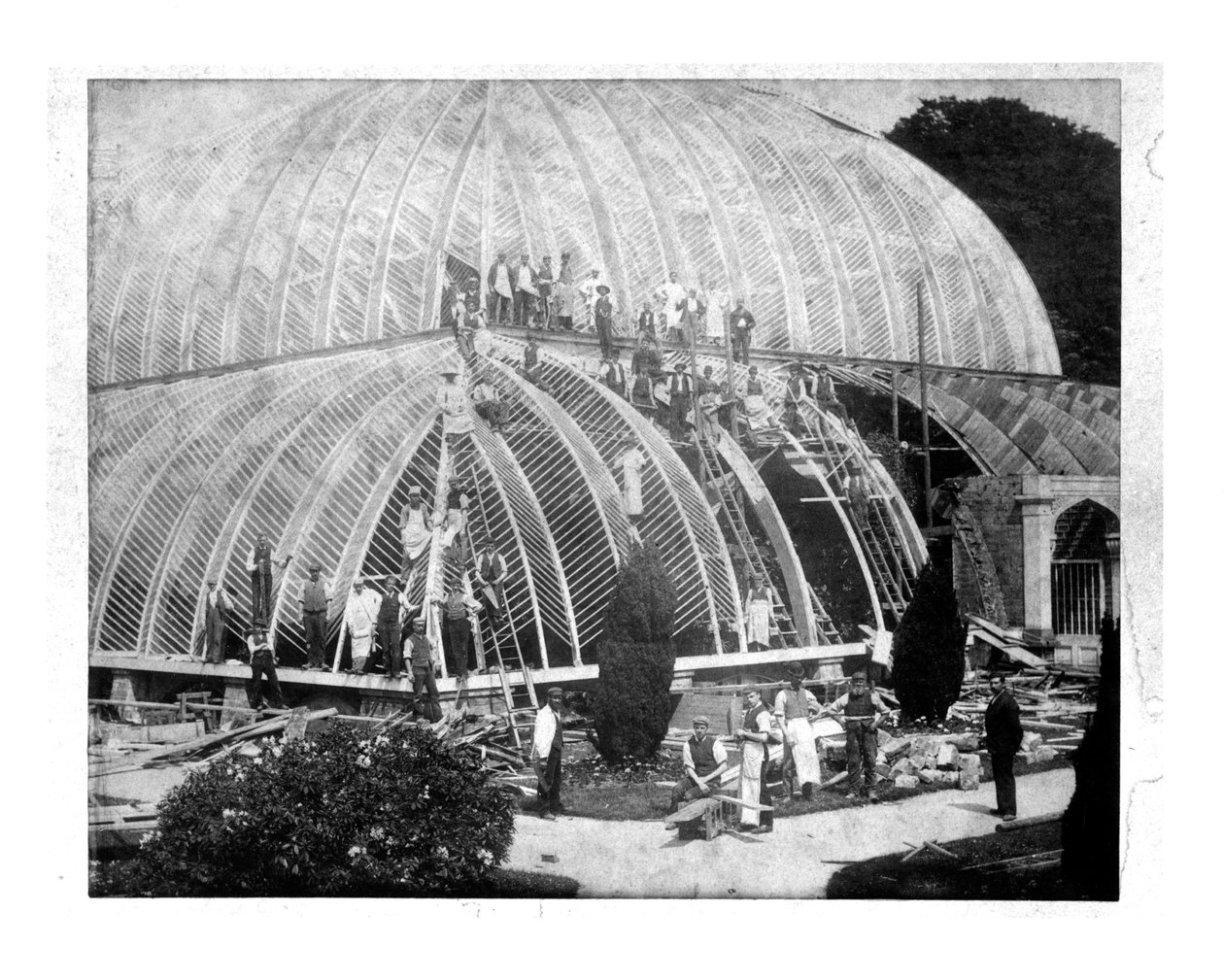 Foretager reparationer af Great Conservatory i Chatsworth, Derbyshire i slutningen af det 19. århundrede af English School