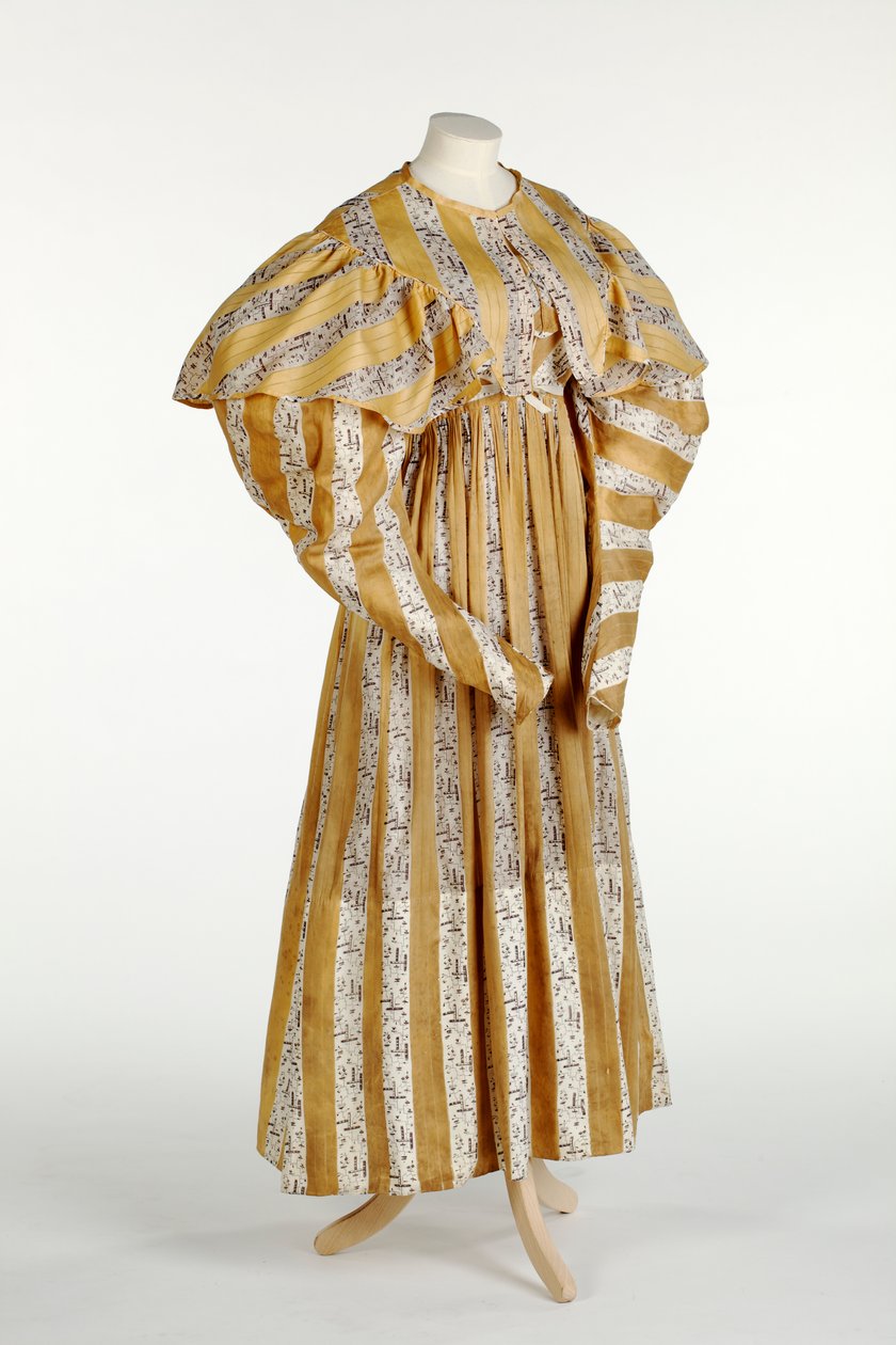 Muslinkjole med abstrakt lilla mønster printet i gult og hvidt lodret stribedesign, ca. 1820-30 (bomuld) af English School