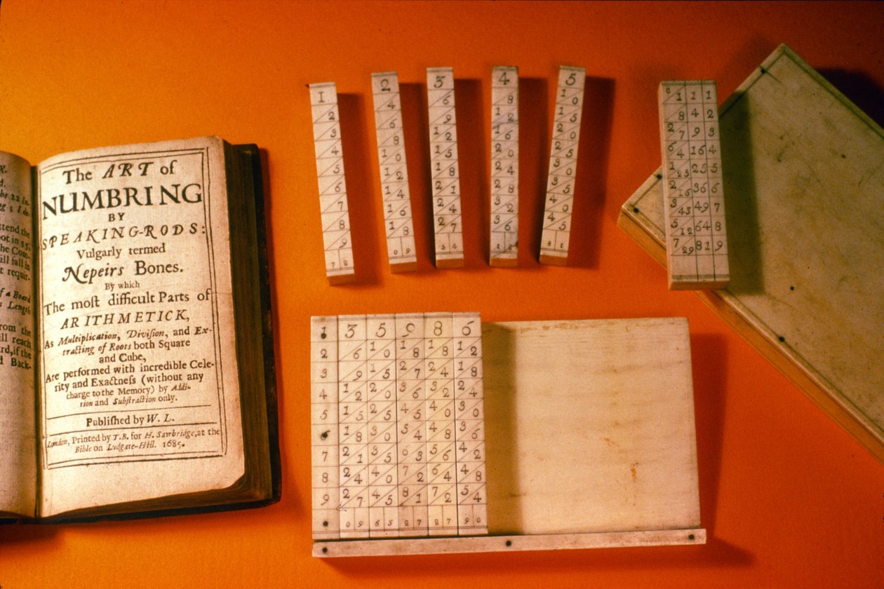 Originalt sæt Napiers Bones med monteret etui og moderne publikation, 1685 (buksbom) af English School