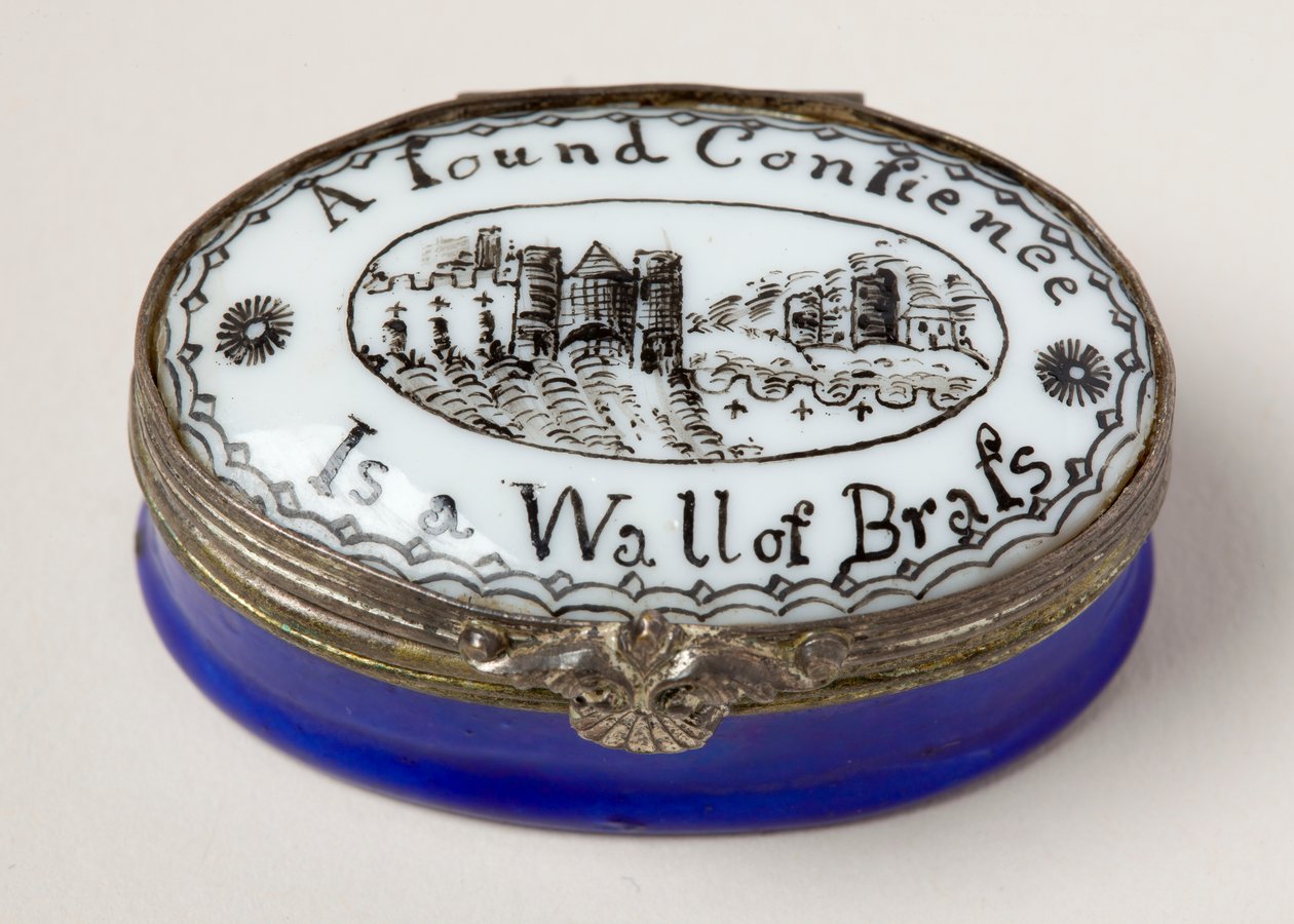 Oval lappeboks med hvidt porcelænslåg (emalje) af English School