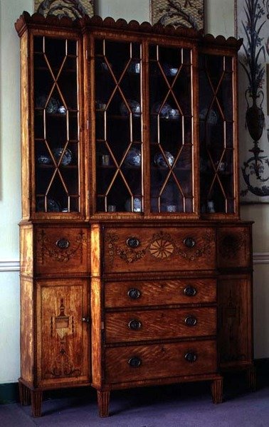 Bemalet og indlagt secretaire-bogskab, ca.1785 af English School