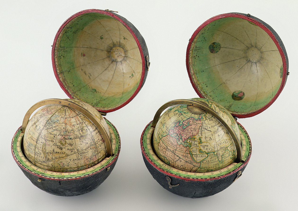 Par Pocket Globes, lavet af Newton & Son, ca. 1830 (karton pierre, messing, papir og simuleret sort læder) af English School