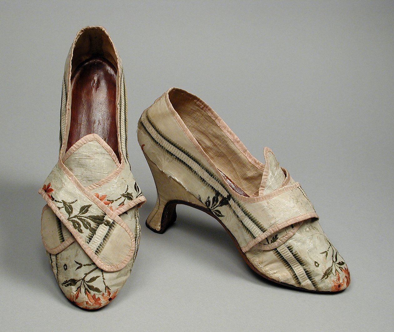 Et par kvindesko, ca. 1780 (brokadet silketaft, læder, hør) af English School