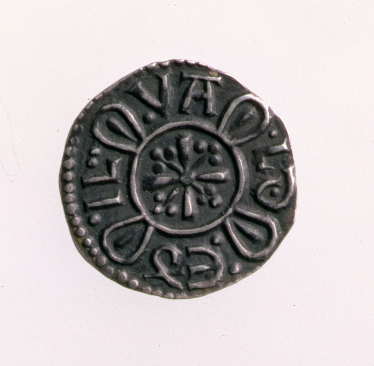 Penny of Offa, King of Mercia, 757-96 (bagside) (sølv) (for forside se 168071) af English School