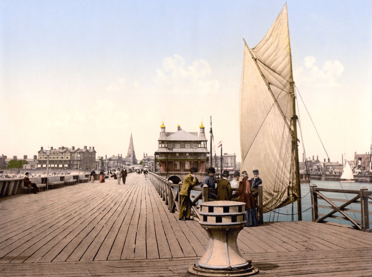 Pier Pavilion, Lowestoft (håndfarvet foto) af English School