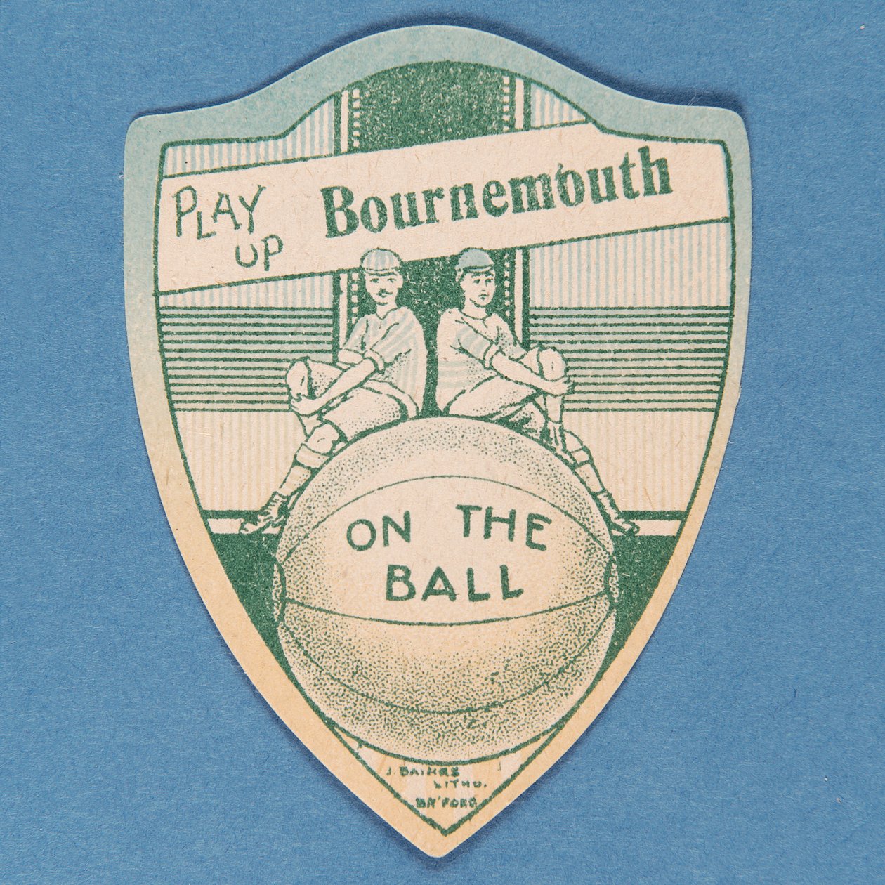 Spil Up Bournemouth, Baines-kort i form af et skjold og to fodboldspillere, der sidder på toppen af en stor fodbold, 1888-89 af English School