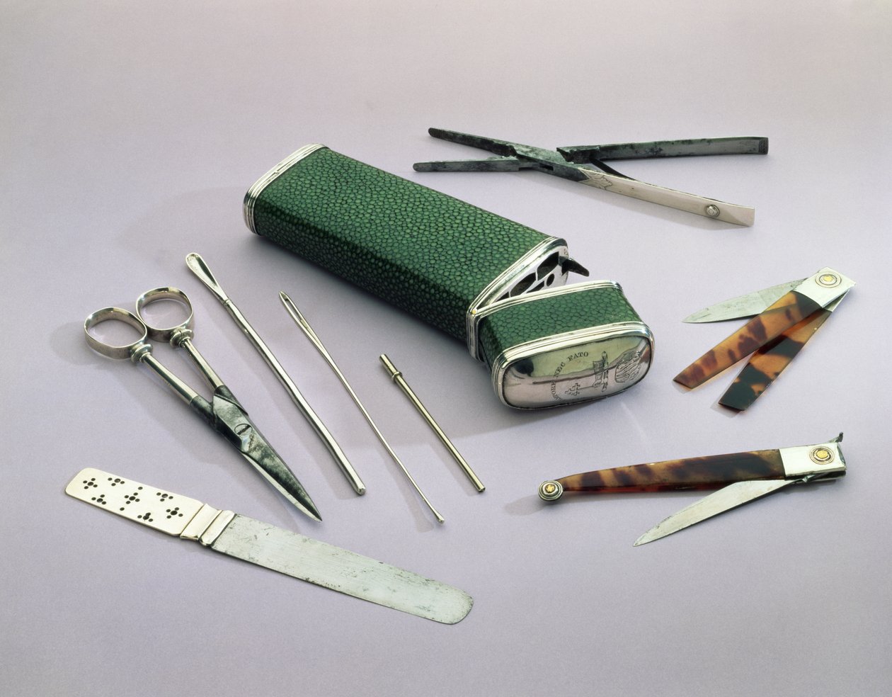 Pocket Etui, indeholdende kirurger instrumenter til mindre operationer (shagreen, sølv, stål og skildpaddeskal) af English School