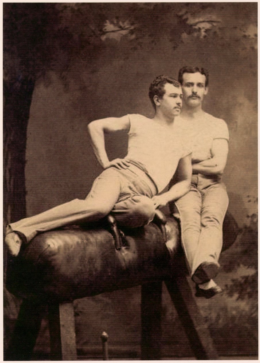 Portræt af to gymnaster, der poserer på en pommelhest ca. 1899 (s/h foto) af English School