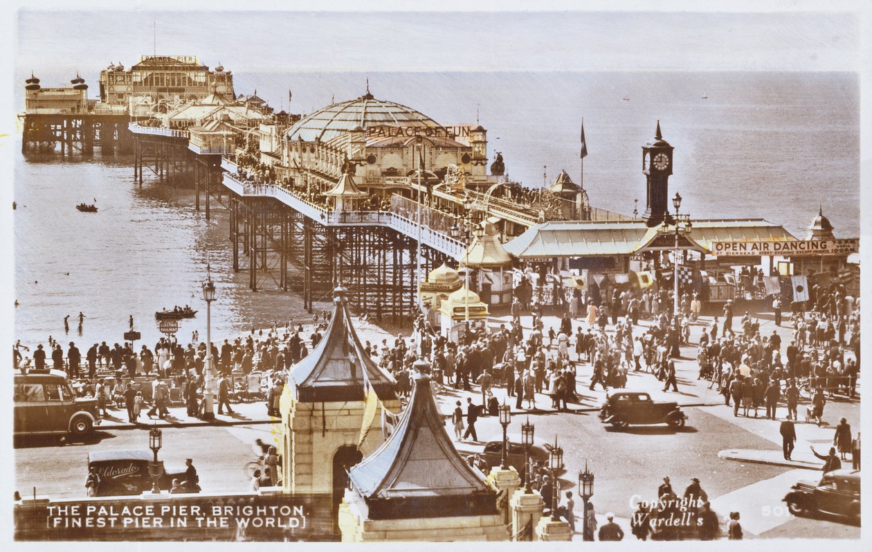 Postkort, der viser Palace Pier i Brighton (efter et farvet foto) af English School