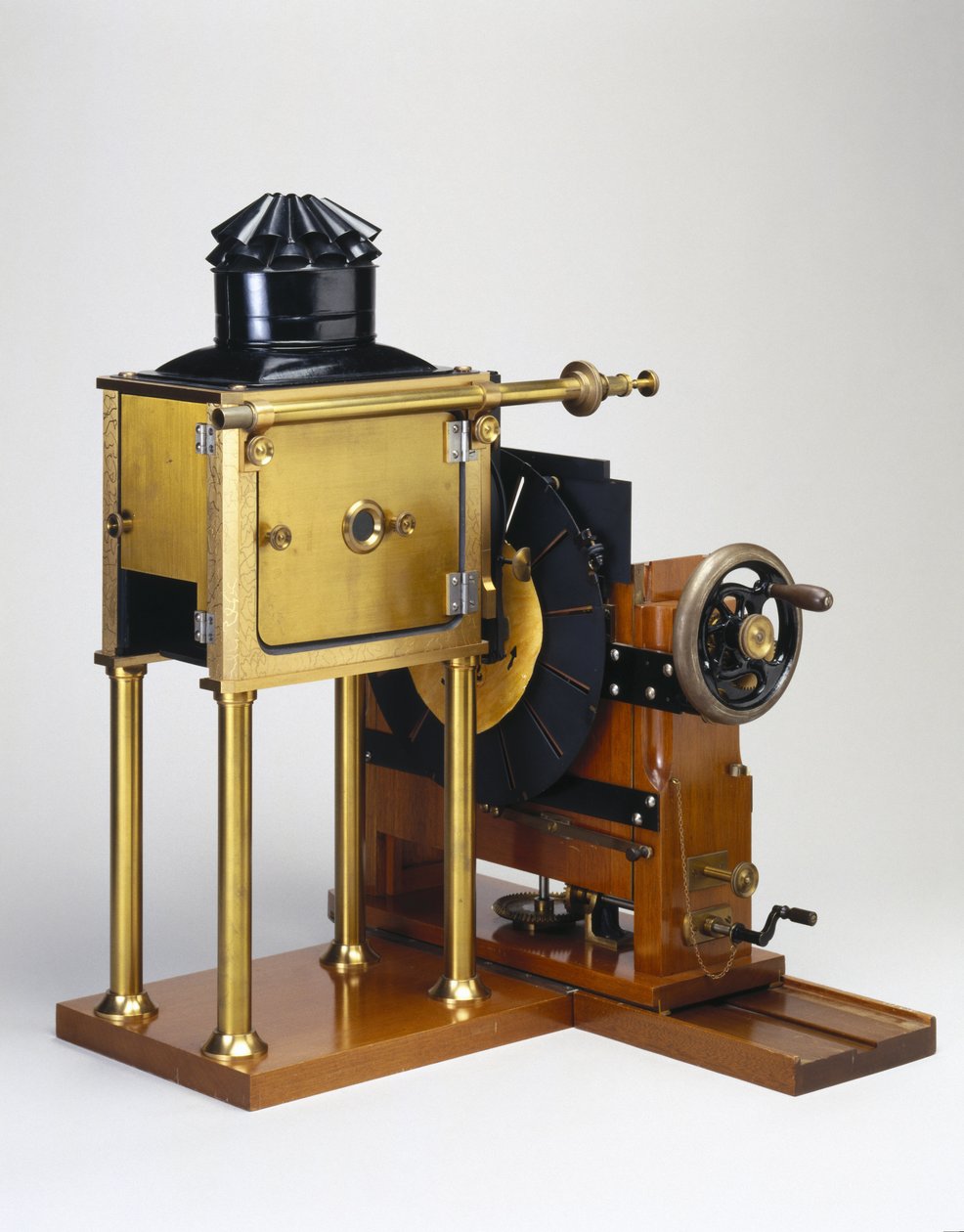 Replika af zoopraxiskopet designet af Eadweard Muybridge (1830-1904) 1880 (træ) (se også 3607) af English School