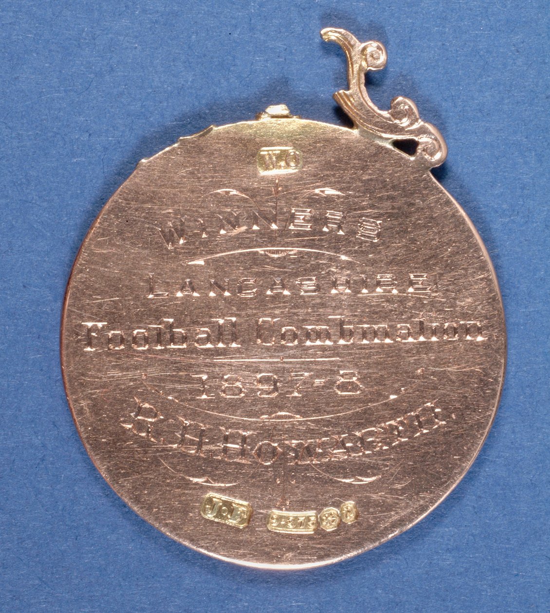 Bagsiden af en Preston North End Football Club-medalje, 1897-98 (metal) (se også 315000) af English School