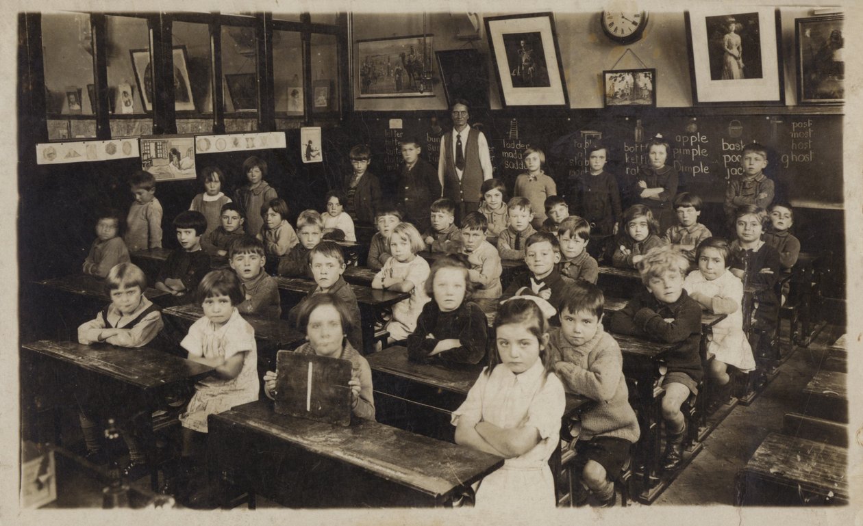 Skolebørn i deres klasseværelse (s/h-foto) af English School