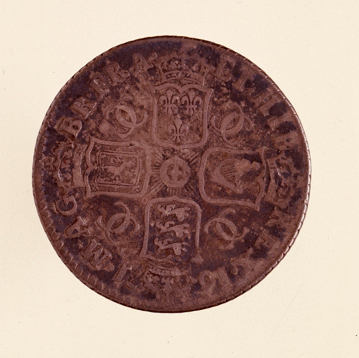 Sølv engelsk Groschen, regeringstid af kong Charles II af England (1630-1685) 1671. Diam. 2,4 cm Napoli, museo archeologico af English School
