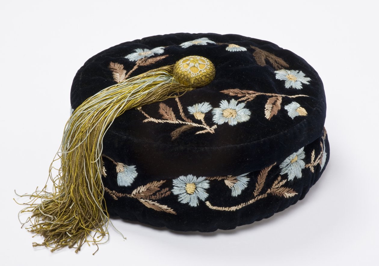 Rygehætte, ca. 1880 (broderet fløjl foret med maskinquiltet silke) af English School