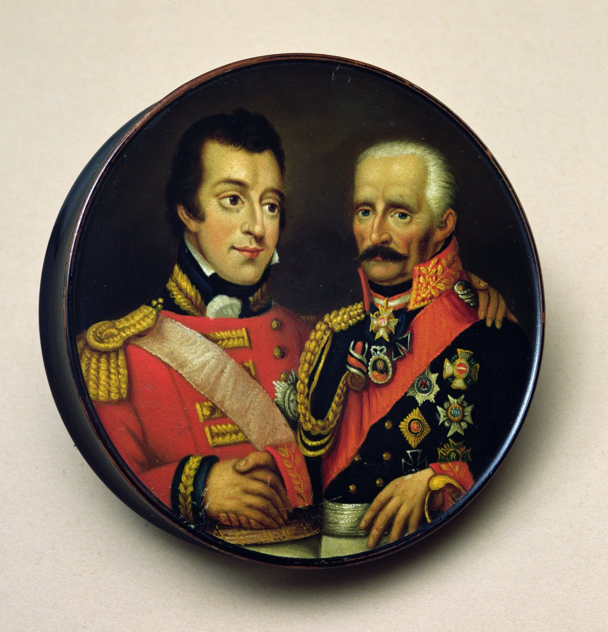 Snusdåse med portrætter af Arthur Wellesley (1769-1852) hertug af Wellington og Gebbard Leberecht (1742-1819) feltmarskal, prins von Blucher (malet træ) af English School