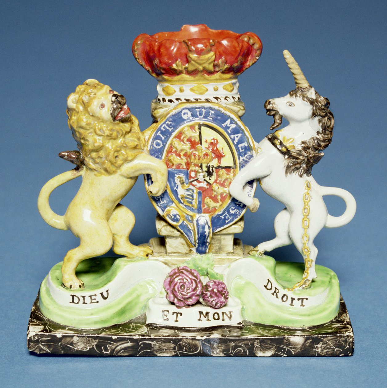 Spildvase, i form af Royal Arms på en sort marmor sokkel, Walton af English School