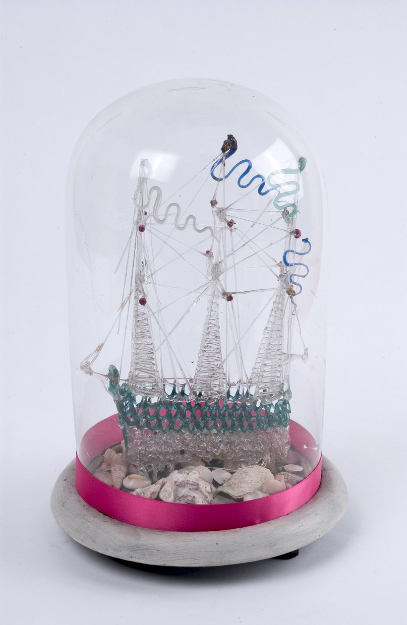 Spundet glasskib under en glaskuppel, ca. 1820 (glas) af English School