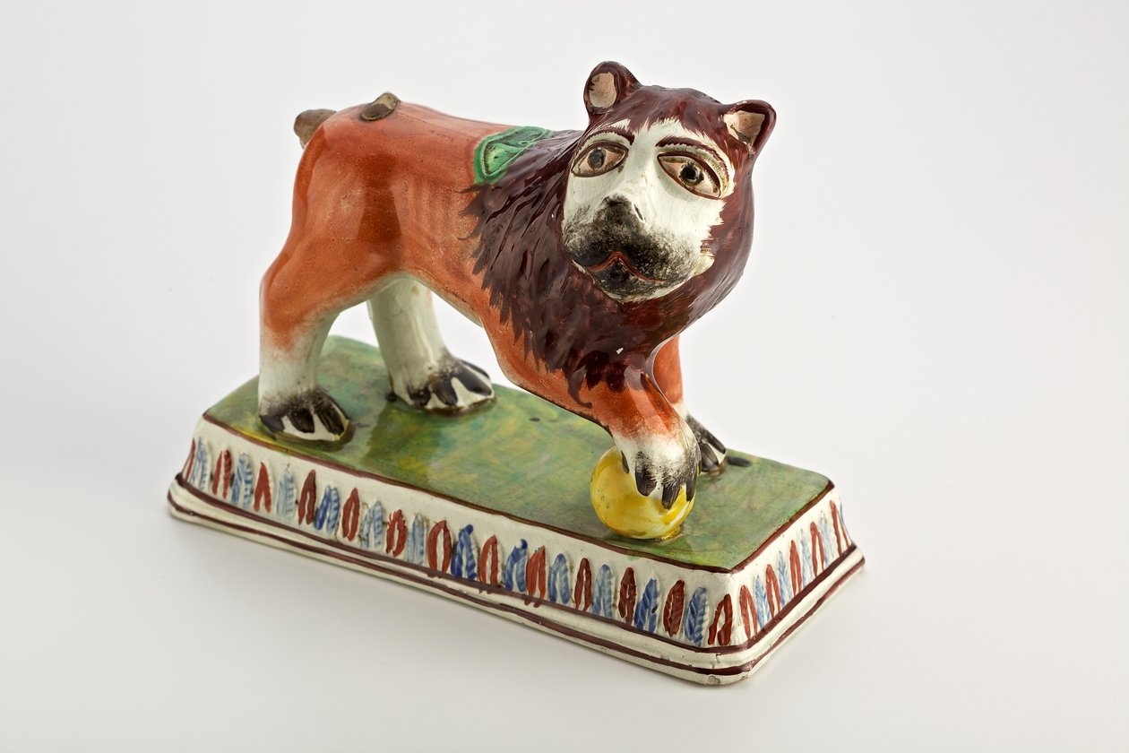 Staffordshire løvefigur på rektangulær base, ca. 1800-50 (lertøj) af English School