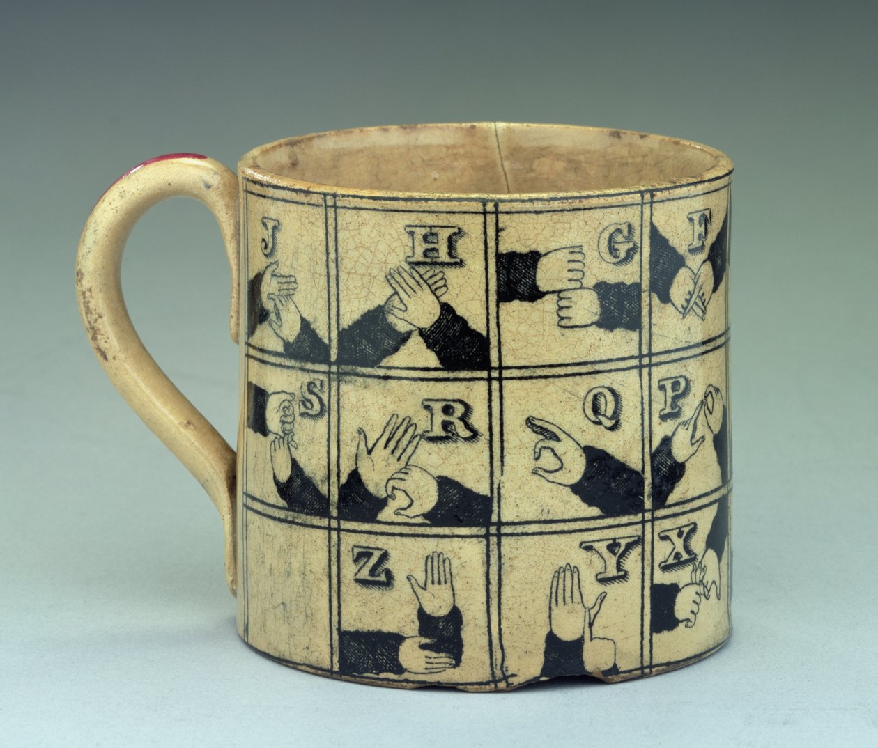 Staffordshire-krus, der viser alfabetet på tegnsprog, ca. 1820 (lertøj) af English School