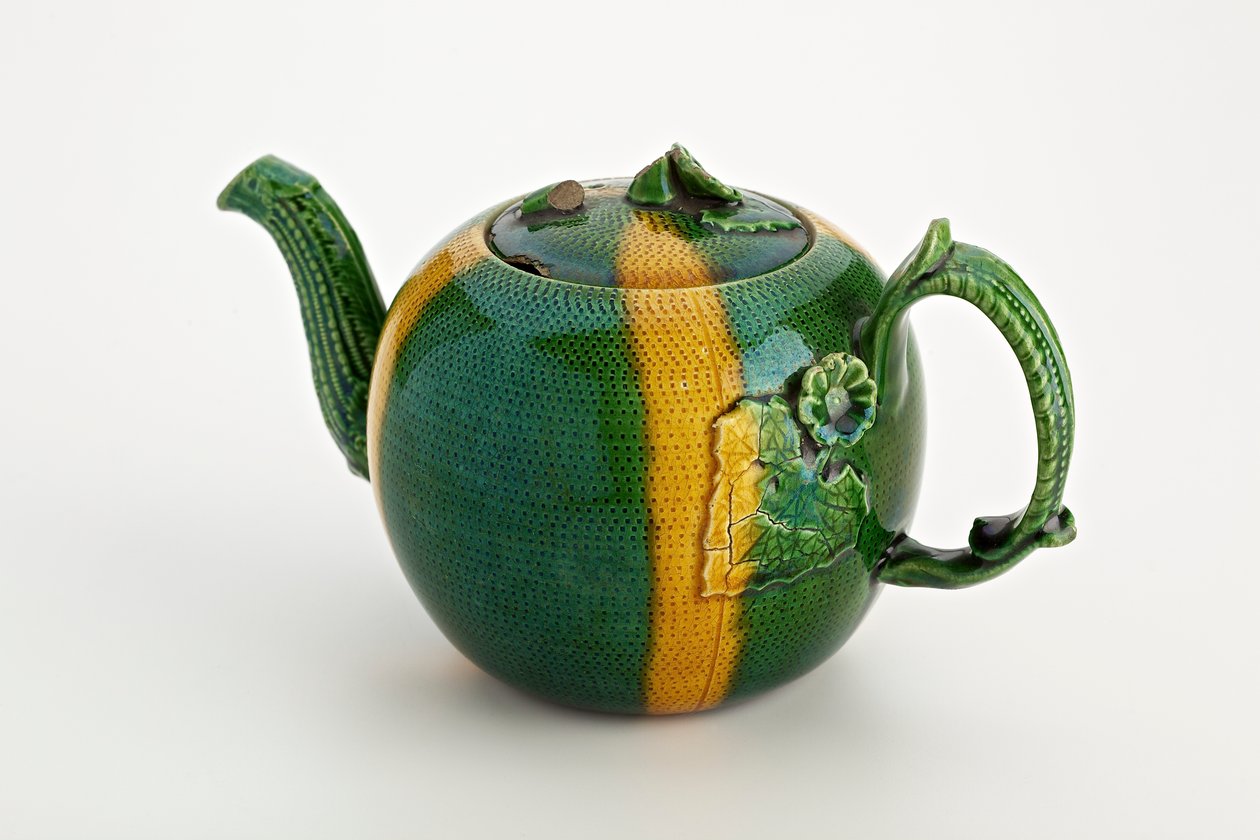 Staffordshire tekande med crabstock håndtag og tud, 1750 (blyglaseret lertøj) af English School