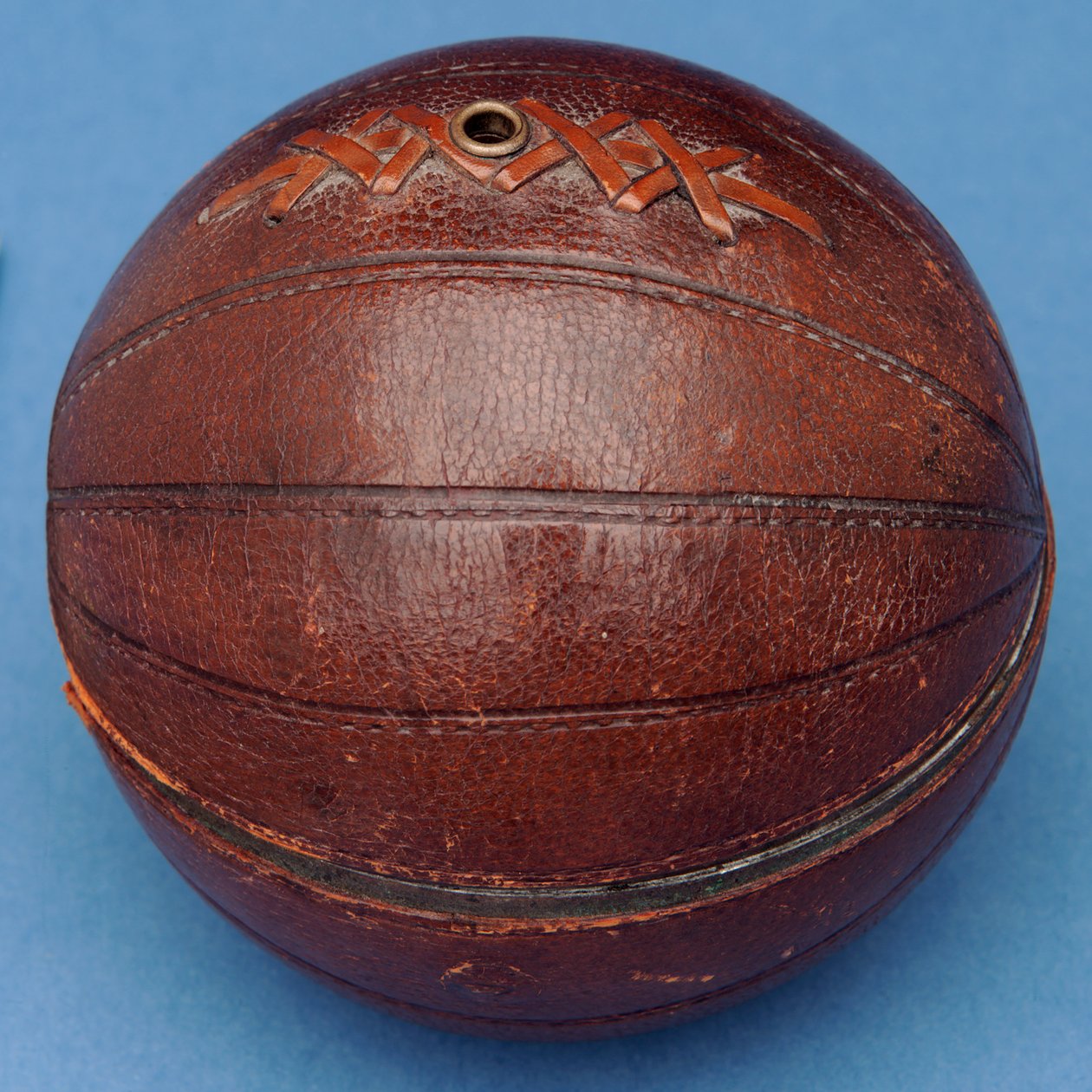 String dispenser i form af en fodbold (læder) af English School