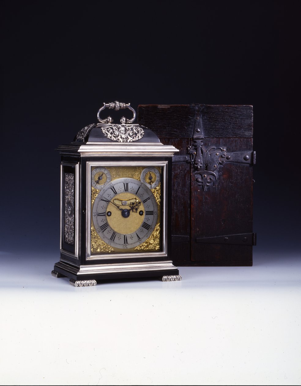 The Barnard Tompion, Tompion and Banger, London, nr. 460, slående beslagsur, ca. 1708 (ibenholt og sølv) (se også 745882-88) af English School