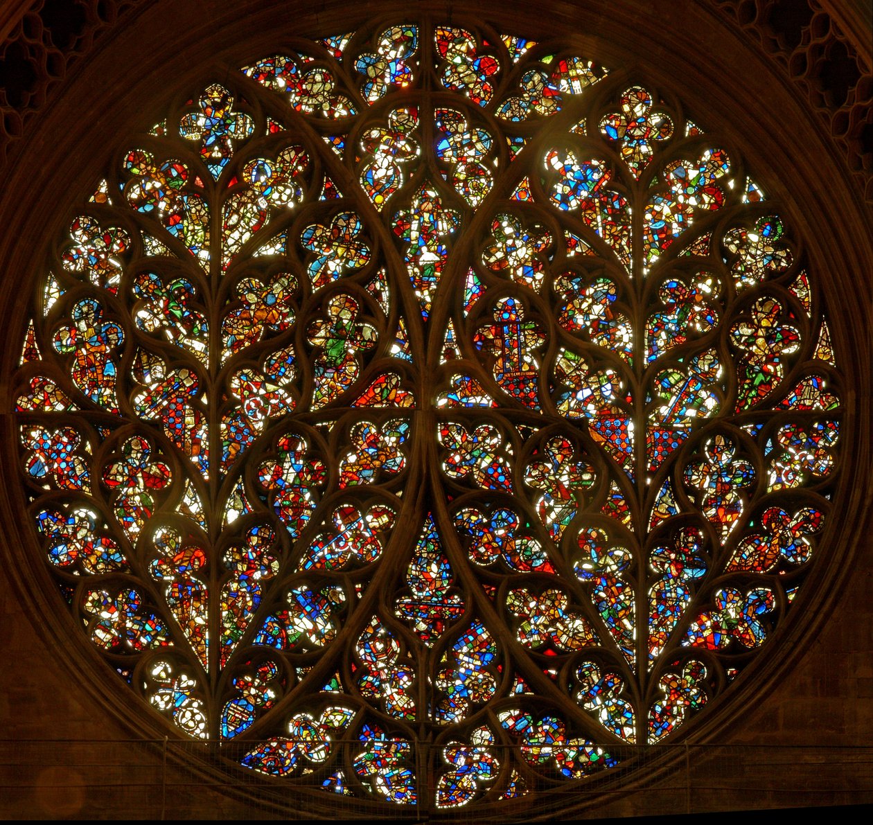 The Bishops Eye med mange nulstillede fragmenter (rosevindue - internt) af English School