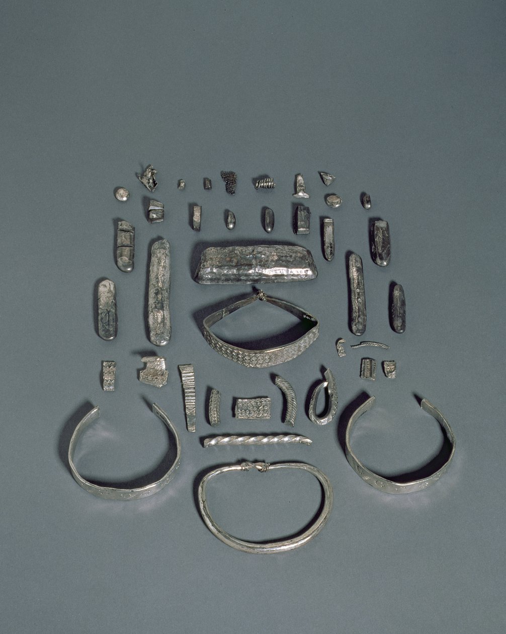 Cuerdale Hoard, Anglo-Saxon and Viking Treasure, fundet på bredden af floden Ribble ved Cuerdale Hall, nær Preston, Lancashire, terminaldato 901-5 AD (sølv) af English School