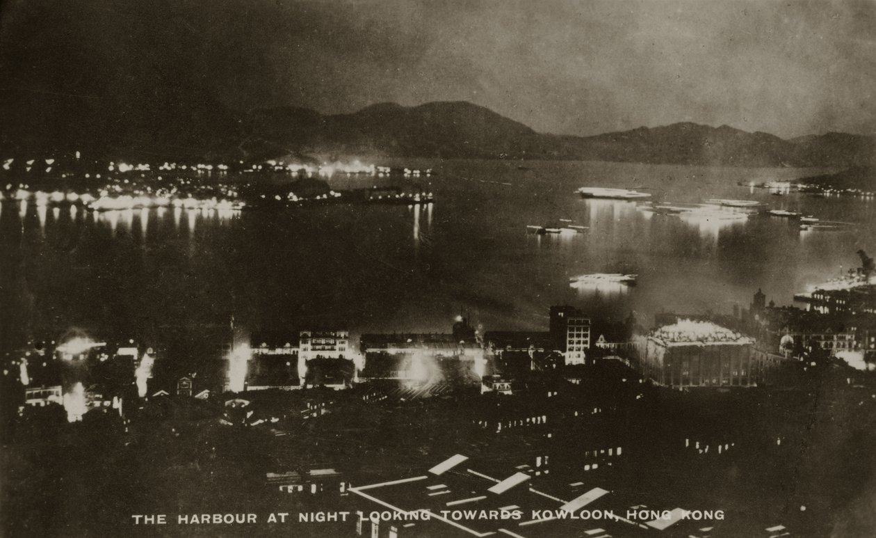 Havnen om natten ser mod Kowloon, Hong Kong, fra et album med fotografier, der vedrører tjenesten for Pte H. Chick, 1940 af English School
