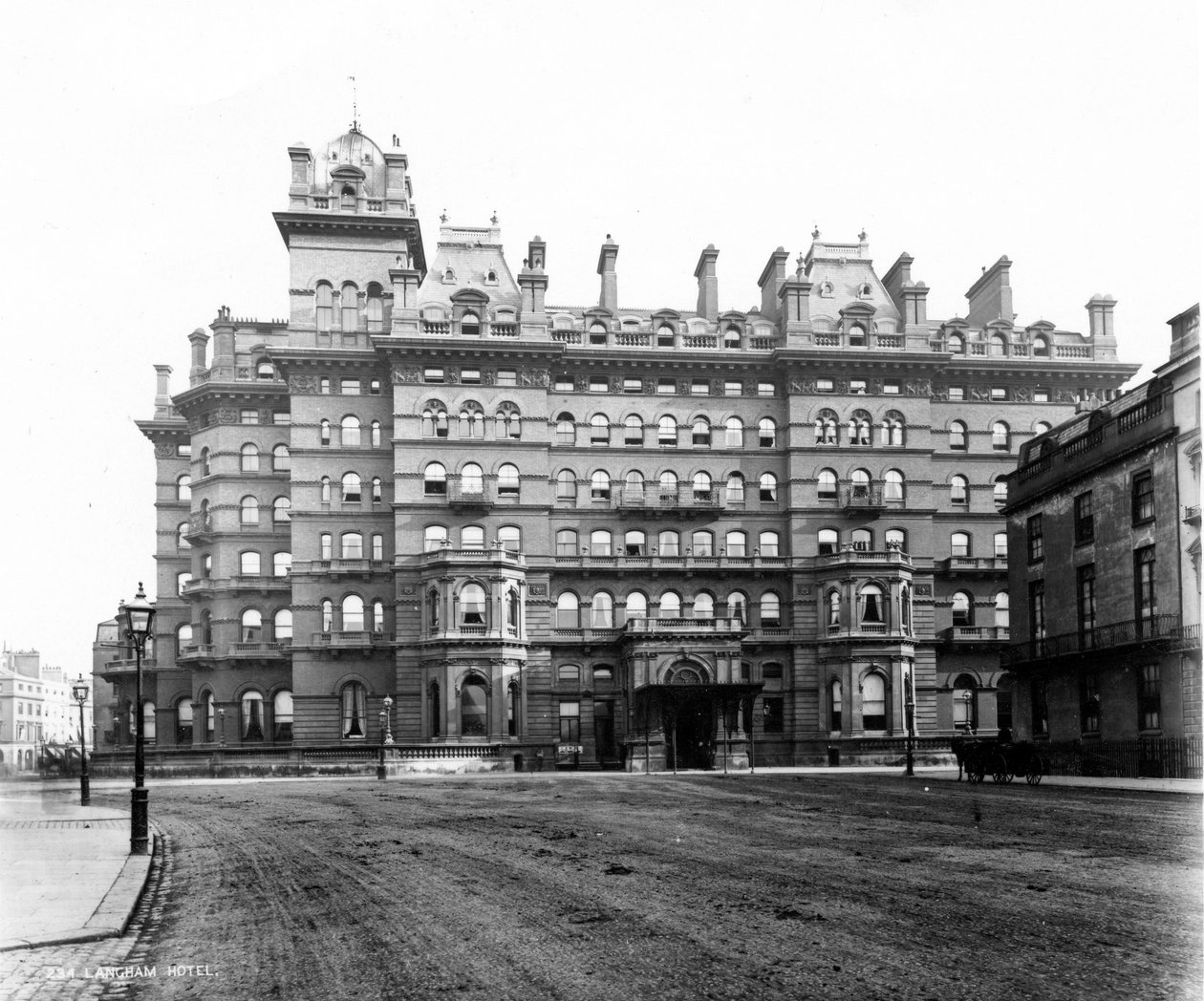 The Langham Hotel fra Portland Place, 1896 (fotografi) af English School