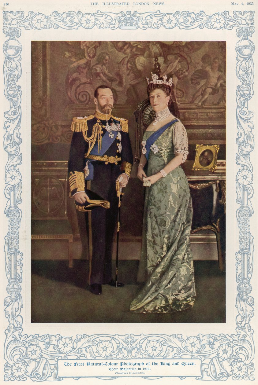 Det første naturlige farvefotografi af King George V (1865-1936) og Queen Mary (1867-1953) i 1914, gengivet i The Illustrated London News, 4. maj 1935 af English School