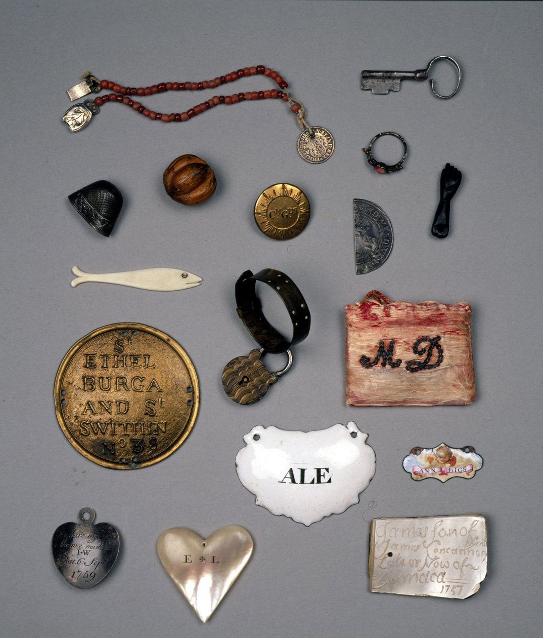 Tokens givet af mødre til deres børn, da de efterlod dem på Foundling Hospital af English School