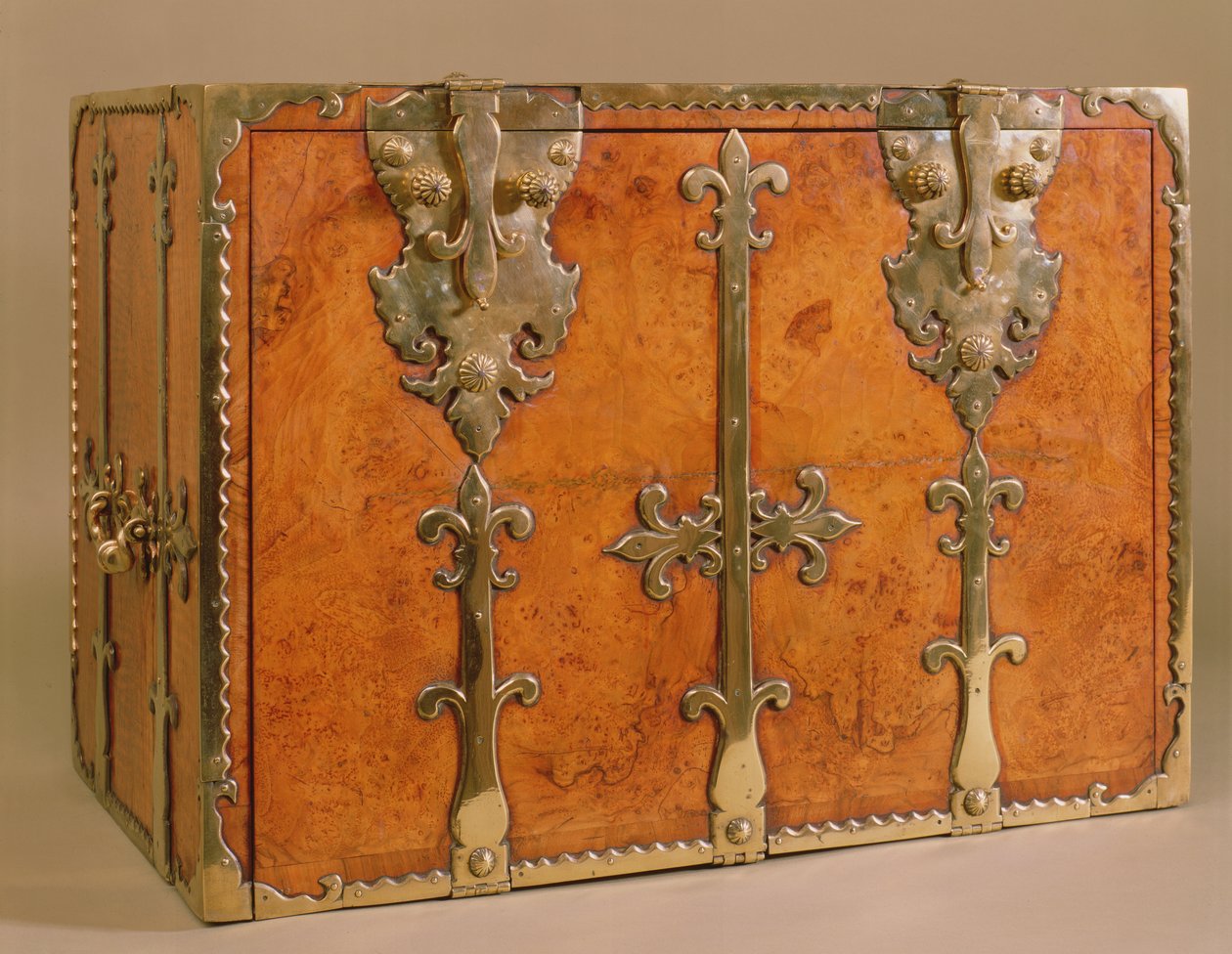 Rejsesekretær med forgyldte bronzebeslag, ca. 1700 (valnød) af English School